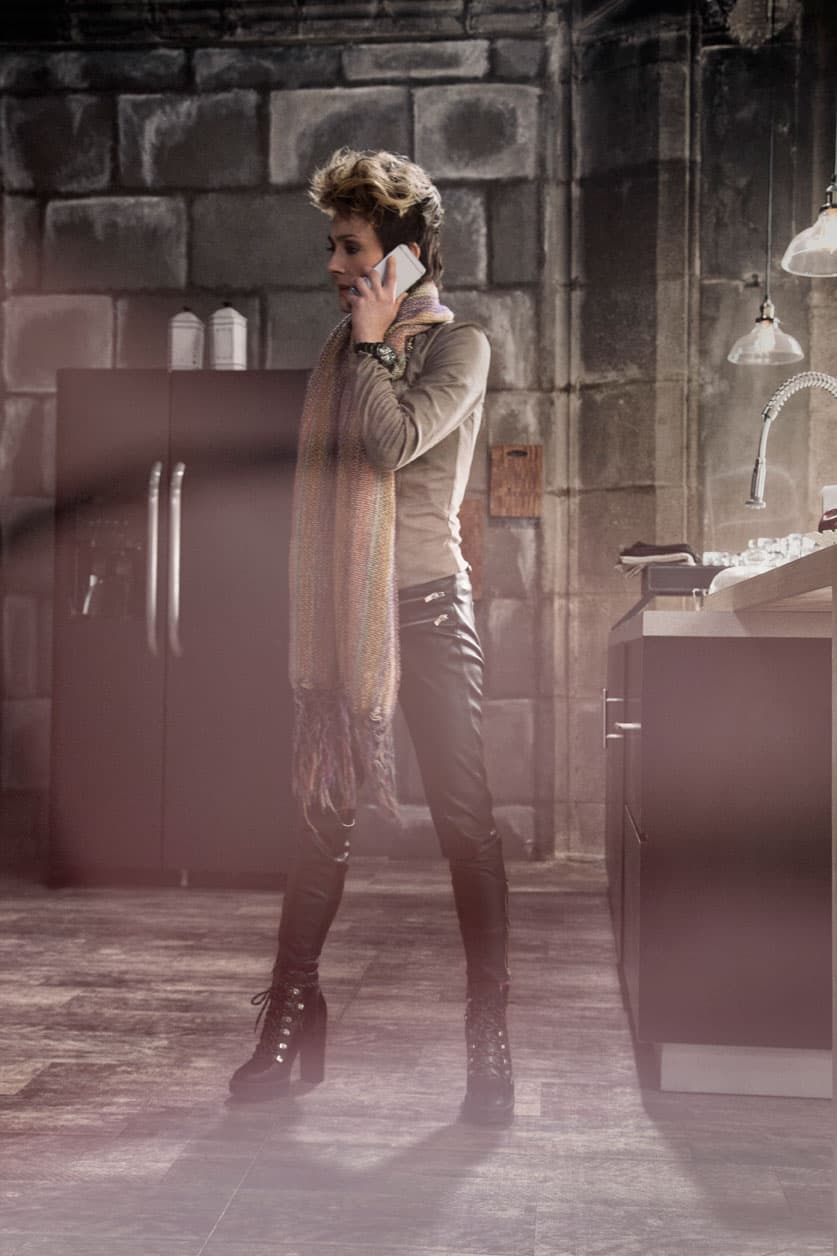 'Katia' es una mujer intrépida que sabe artes marciales, es experta en seducción y en el manejo de armas de fuego.