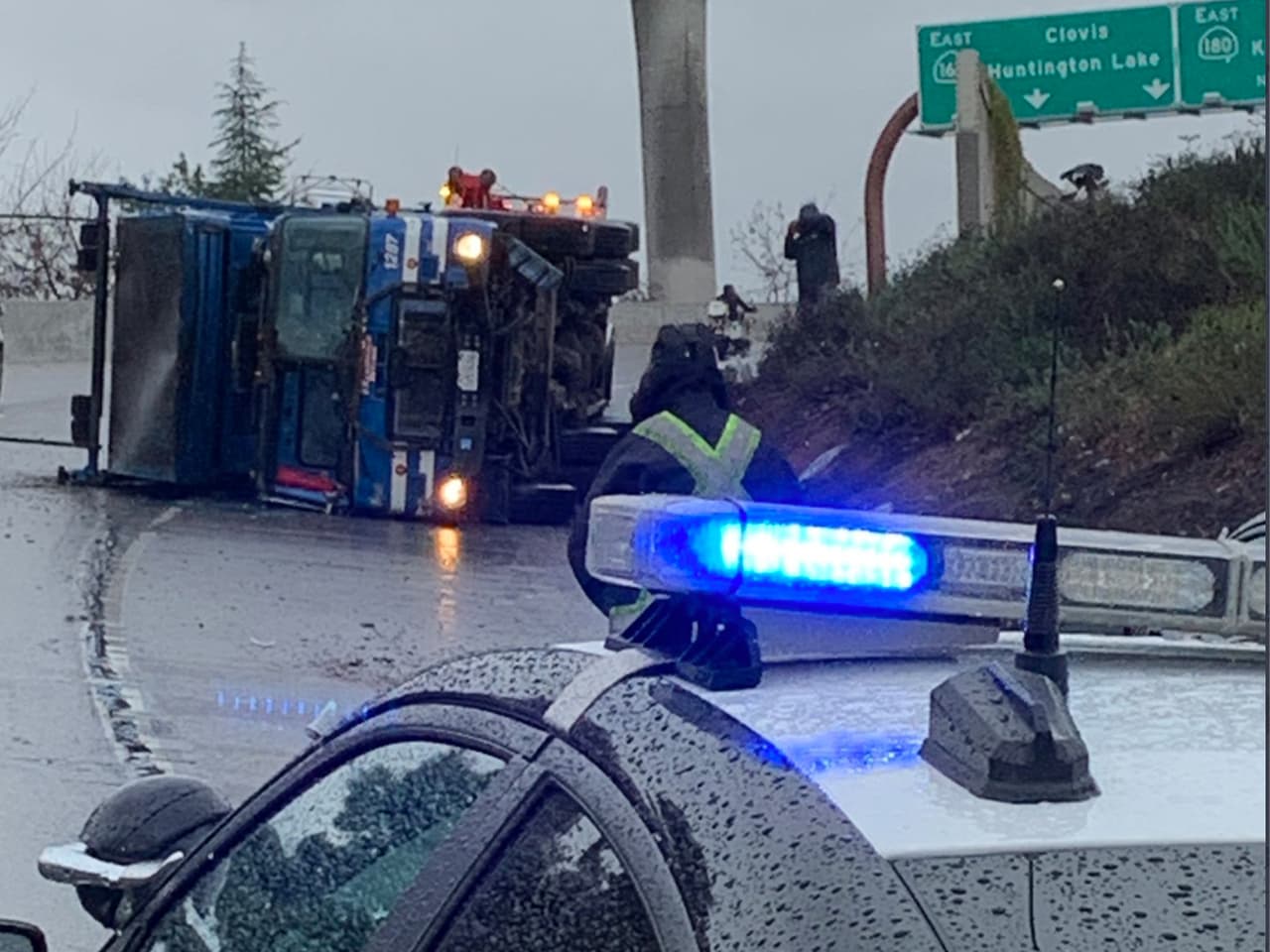 Reportan una serie de accidentes debido a la fuerte lluvia y nieve que cae en la montaña