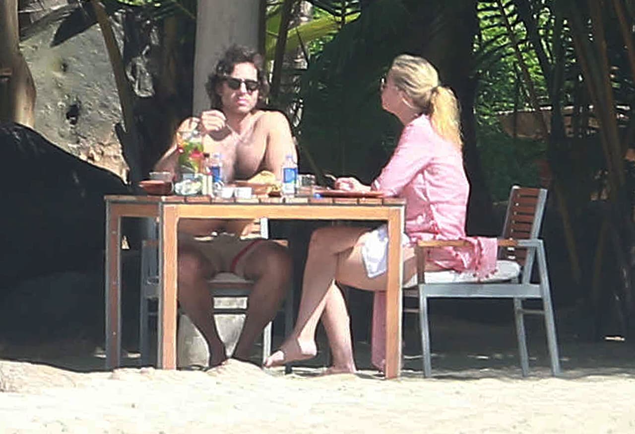 Los novios se refugiaron en las playas de Cabo San Lucas, México.
