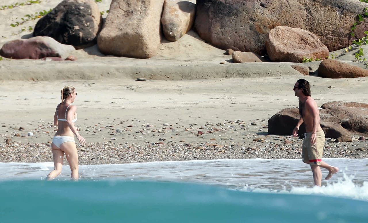 Los novios jugaron en las olas del mar.