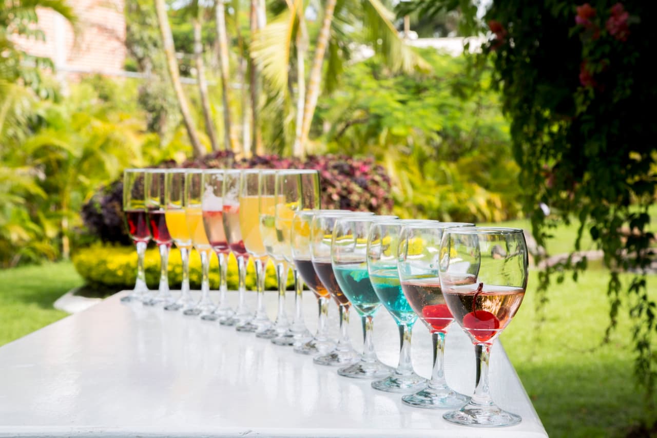 Dispón todas las opciones al alcance de tus invitados y deja que cada quién elija con qué bebida brindar por tu felicidad y dar inicio formal al festejo.