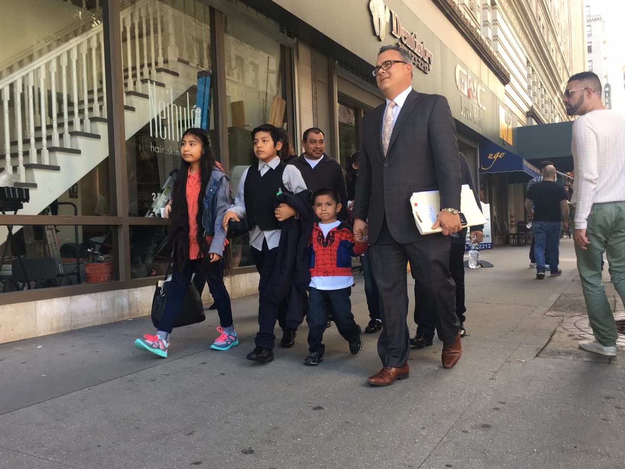 La familia Vargas y el abogado Alex Gálvez se dirigen a la Corte de Migración en el centro de Los Ángeles.