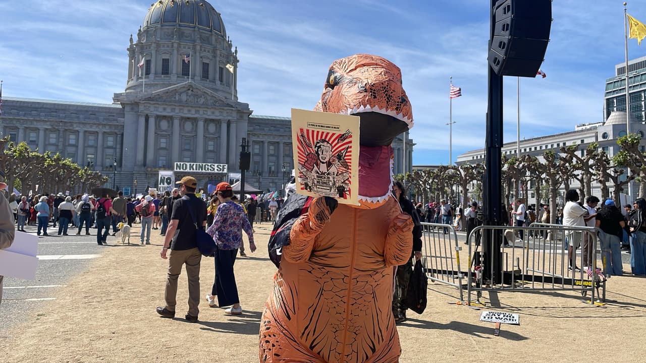 Durante la cobertura se entrevistó a Bertha Hernández, quien explicó que decidió participar por considerar importante manifestarse a nivel local y nacional ante lo que describió como ataques contra la comunidad inmigrante.