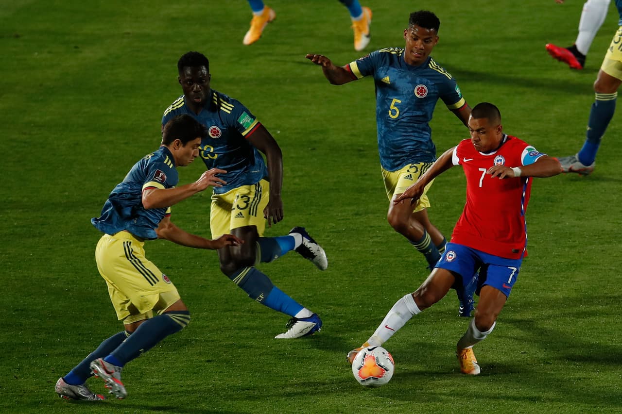 Colombia conisgue llevarse un valioso punto en el último minuto al empatar 2-2 en su visita a Chile.
