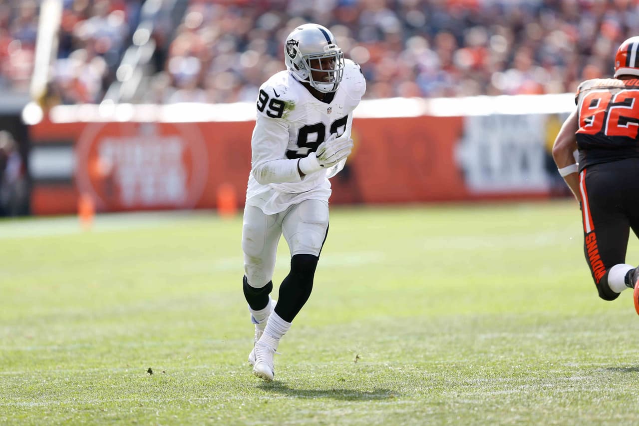 El ala defensivo de los Raiders Aldon Smith suspendido un año por abuso de sustancias