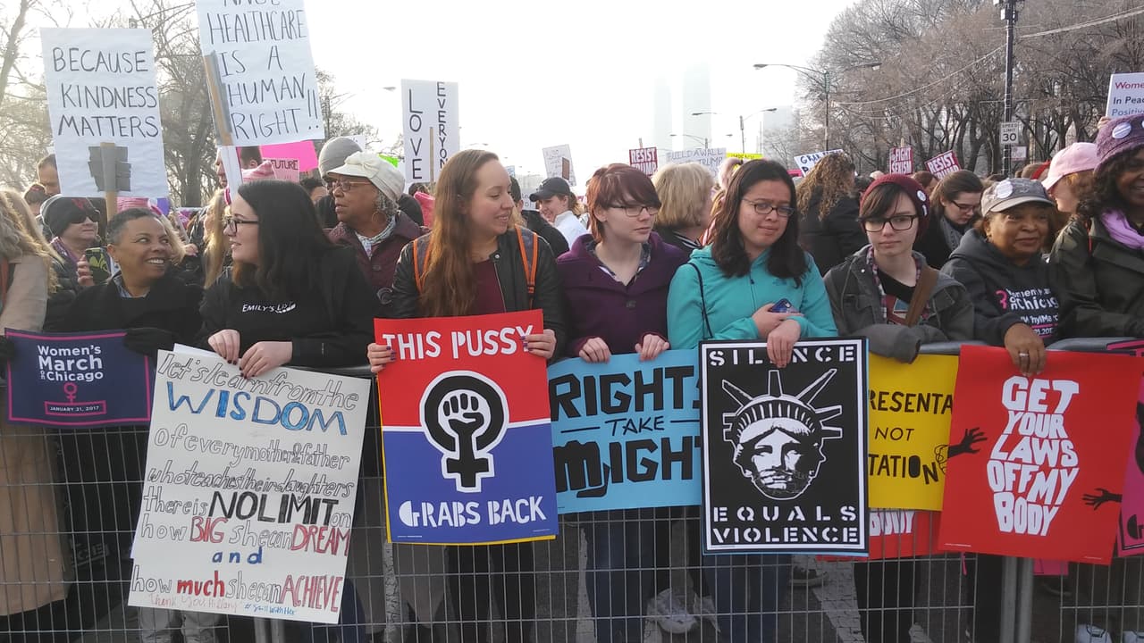 Entre las consignas había mensajes relacionados con no permanecer en silencio y a seguir luchando.
