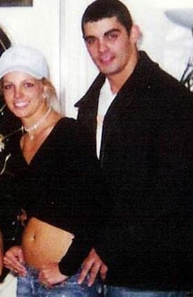 Sin duda, la que lleva el record del matrimonio más fugaz es Britney Spears, quien se casó con Jason Alexander en 2004. Una noche en Las Vegas los dejó como marido y mujer, pero se separaron después de 55 horas.