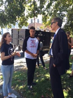 Nalleli hablando con Mike Feuer, político y abogado de la ciudad de Los Ángeles