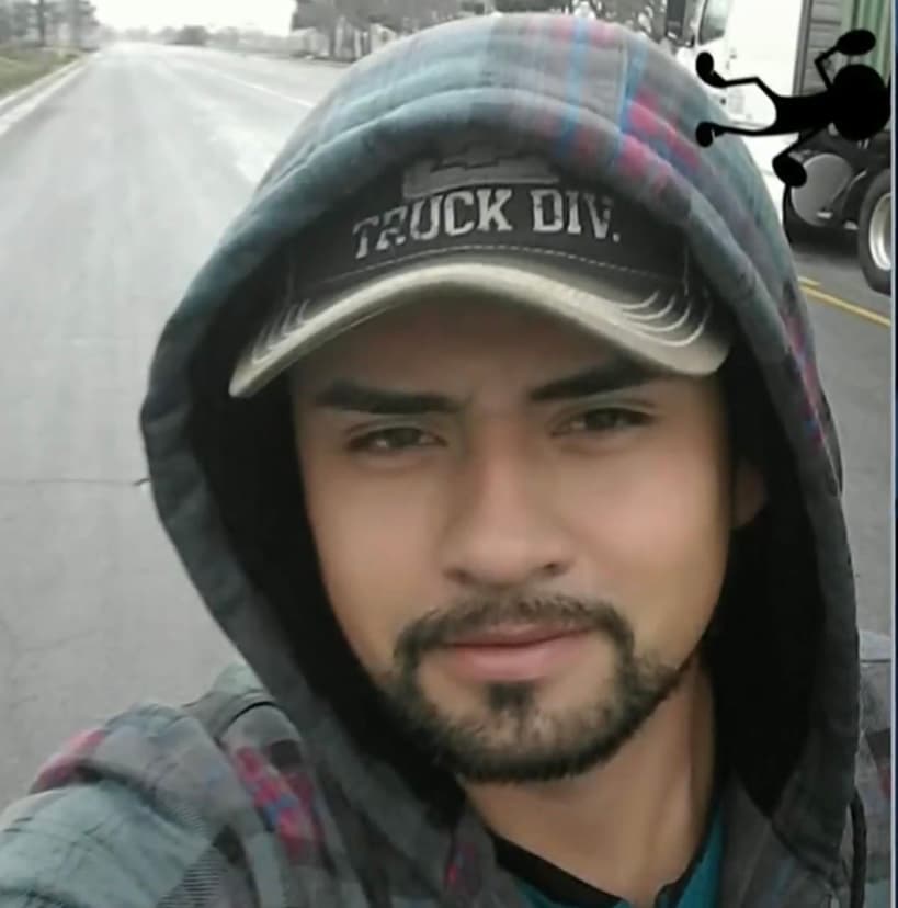 Mario Ulloa, de 27 años, es uno de los miles de transportistas binacionales que todos los días entran y salen a California desde la ciudad mexicana de Nogales, Sonora,
<b> para llevar productos y alimentos a los ciudadanos.</b> Se autodenominan Nogaleros, por su lugar de origen. 
<br>