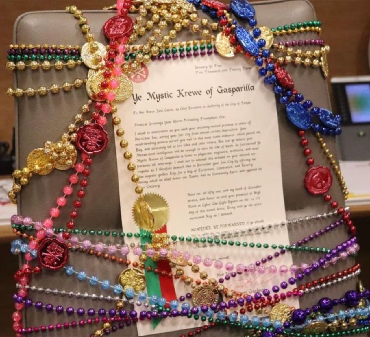 Los piratas presentaron una carta a la Alcaldesa Jane Castor exigiendo la llave de la ciudad.