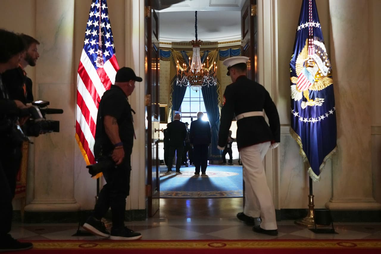 El presidente Donald Trump camina junto al presidente y director ejecutivo de la UFC, Dana White, por el Salón de la Cruz de la Casa Blanca.