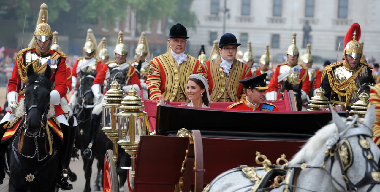 Más grande, solemne y pesada que la Ascot Landau, la 1902 State Landau utiliza 
<b>seis caballos</b> en vez de los cuatro requeridos para la Ascot Landau.