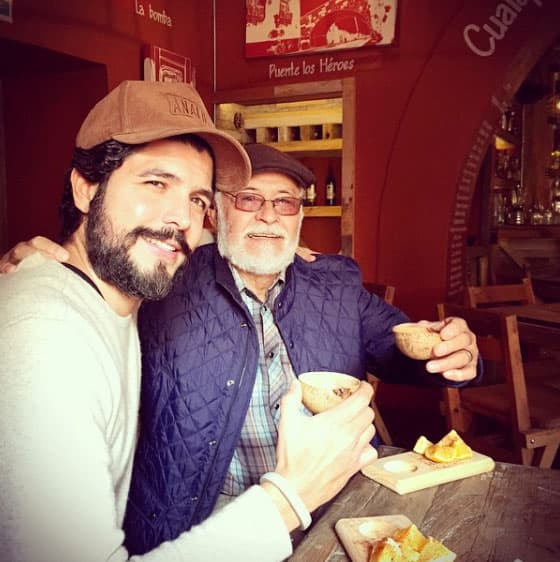 Alejandro con su papá hace unas semanas.
