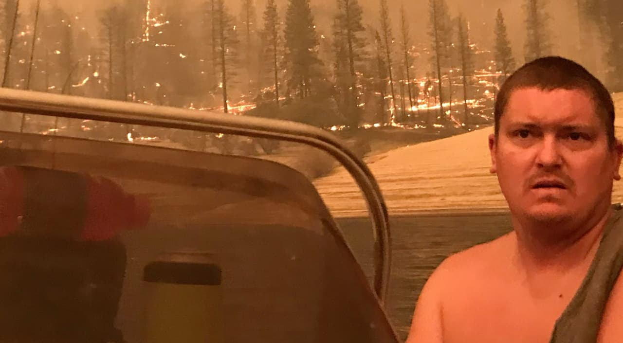 Jeremy es uno de los turistas rescatados y comenta que agradece estar vivo. 
<b><a href="https://www.univision.com/local/fresno-kftv/comenzaron-el-dia-en-un-paseo-pero-terminaron-evacuados-en-un-avion-tras-quedar-acorralados-entre-las-llamas-video">Él mismo grabó el momento de terror grabó cuando las llamas</a></b> se acercaban a la reserva de agua. NO tenían escape.