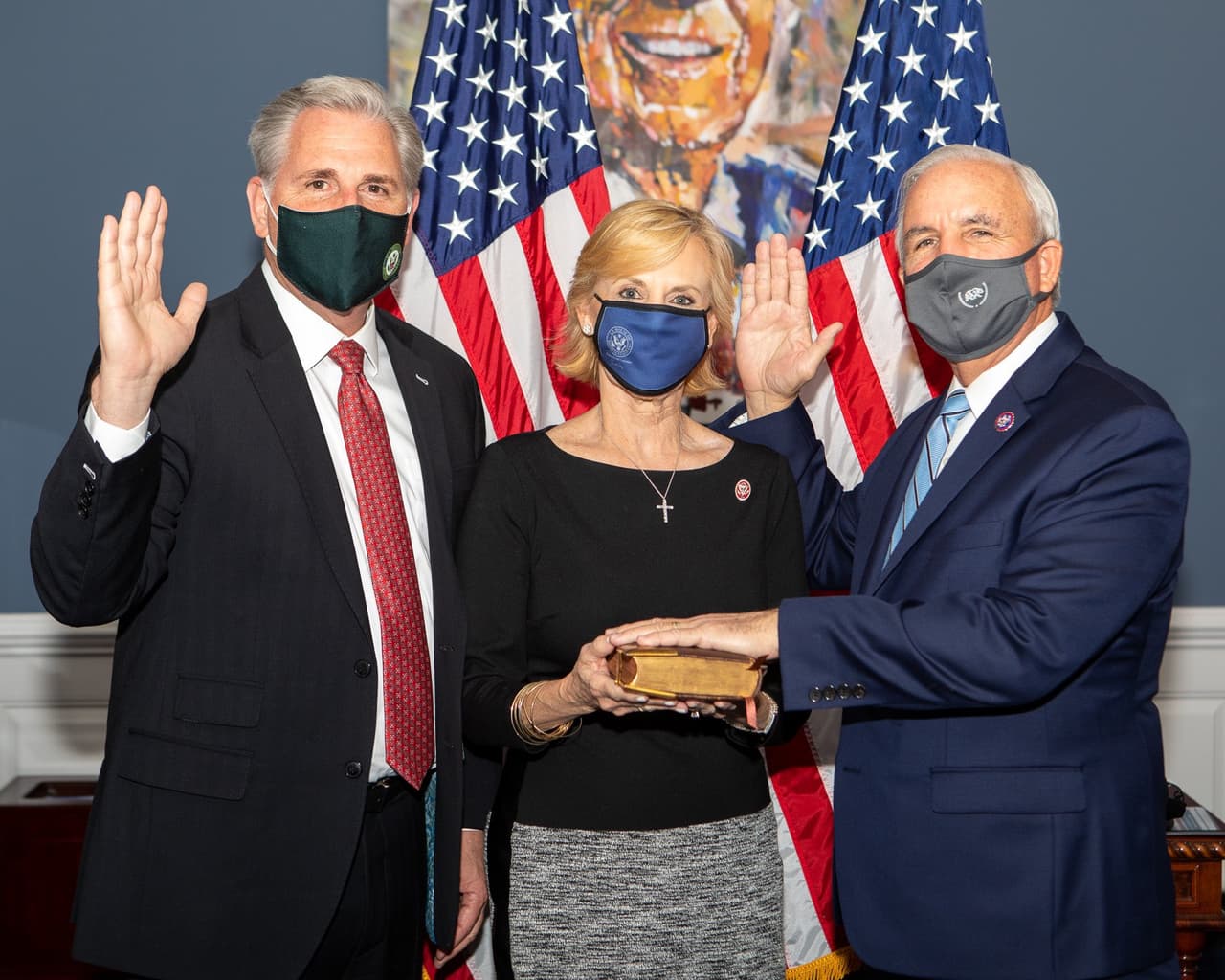 Giménez viajó a Washington para juramentarse como congresista el 3 de enero.