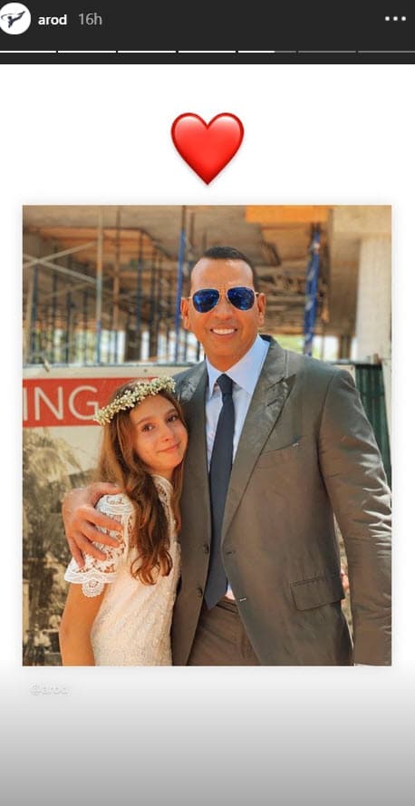 Mientras que en esta otra aparece abrazando a su hija Ella de 11 años, quien se graduó luciendo una tiara floral.