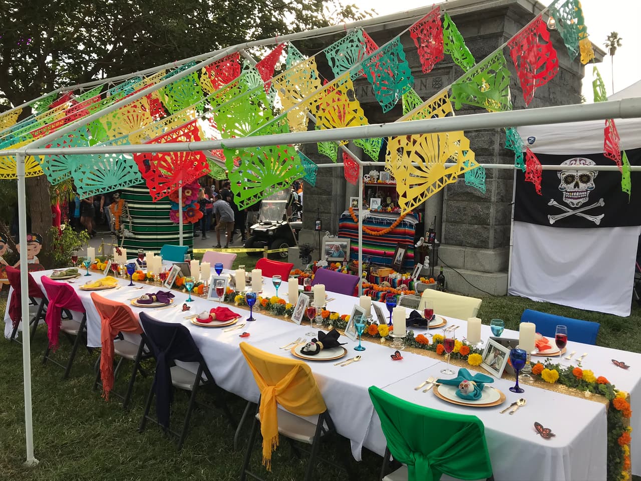 La decoración de este altar es un gran cena familiar em la que nadie quedó por fuera.