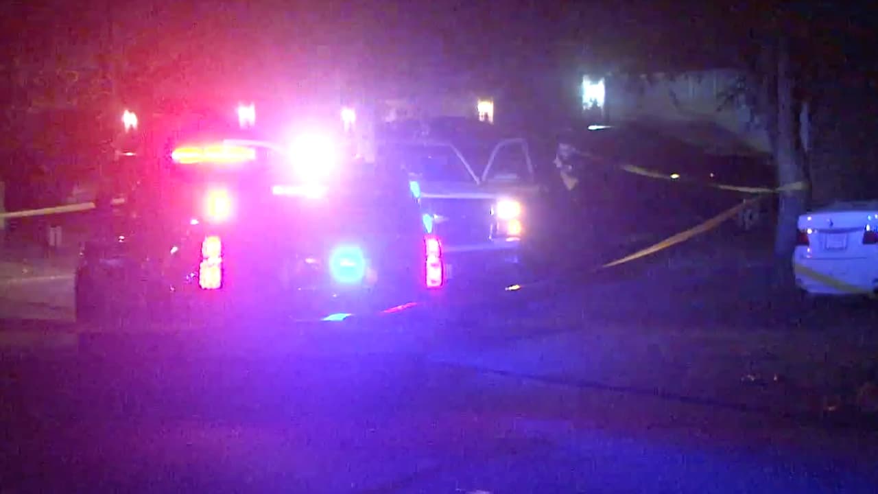 Al llegar las autoridades encontraron una camioneta estrellada contra un árbol. La víctima fue hallada inconsciente en el asiento del conductor, los paramédicos de HFD declararon al hombre muerto por múltiples heridas e impactos de bala.