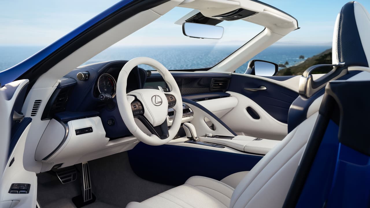 La nueva pantalla de info entretenimiento puede ser operada ahora como touchscreen. Nuevos sistemas incluyen Android Auto, Apple CarPlay, Amazon y Alexa.