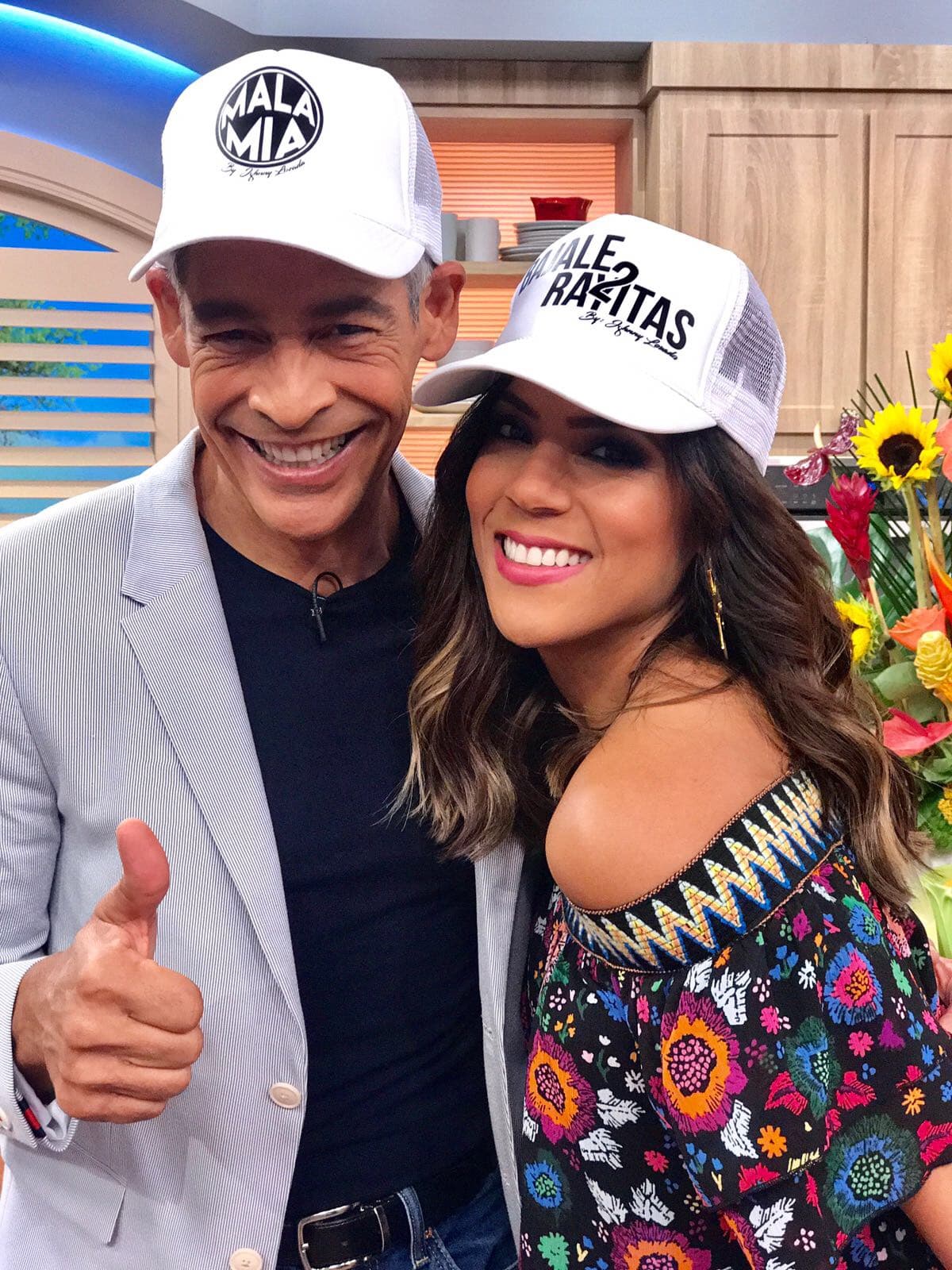 Francisca Lachapel presumiendo el regalito de Johnny con la leyenda 'Bájale 2 rayitas'.