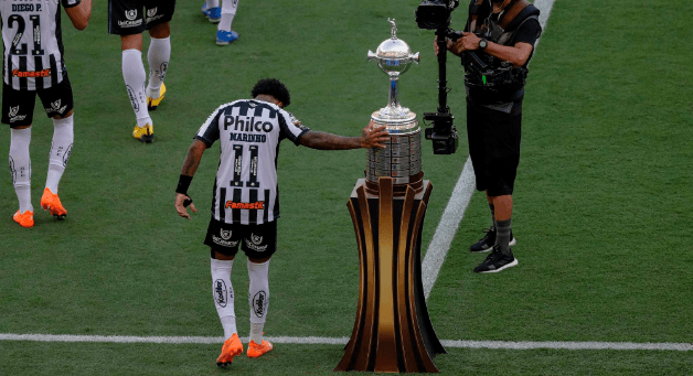 Marinho toca la Copa Libertadores antes de la Final y reta a la suerte
