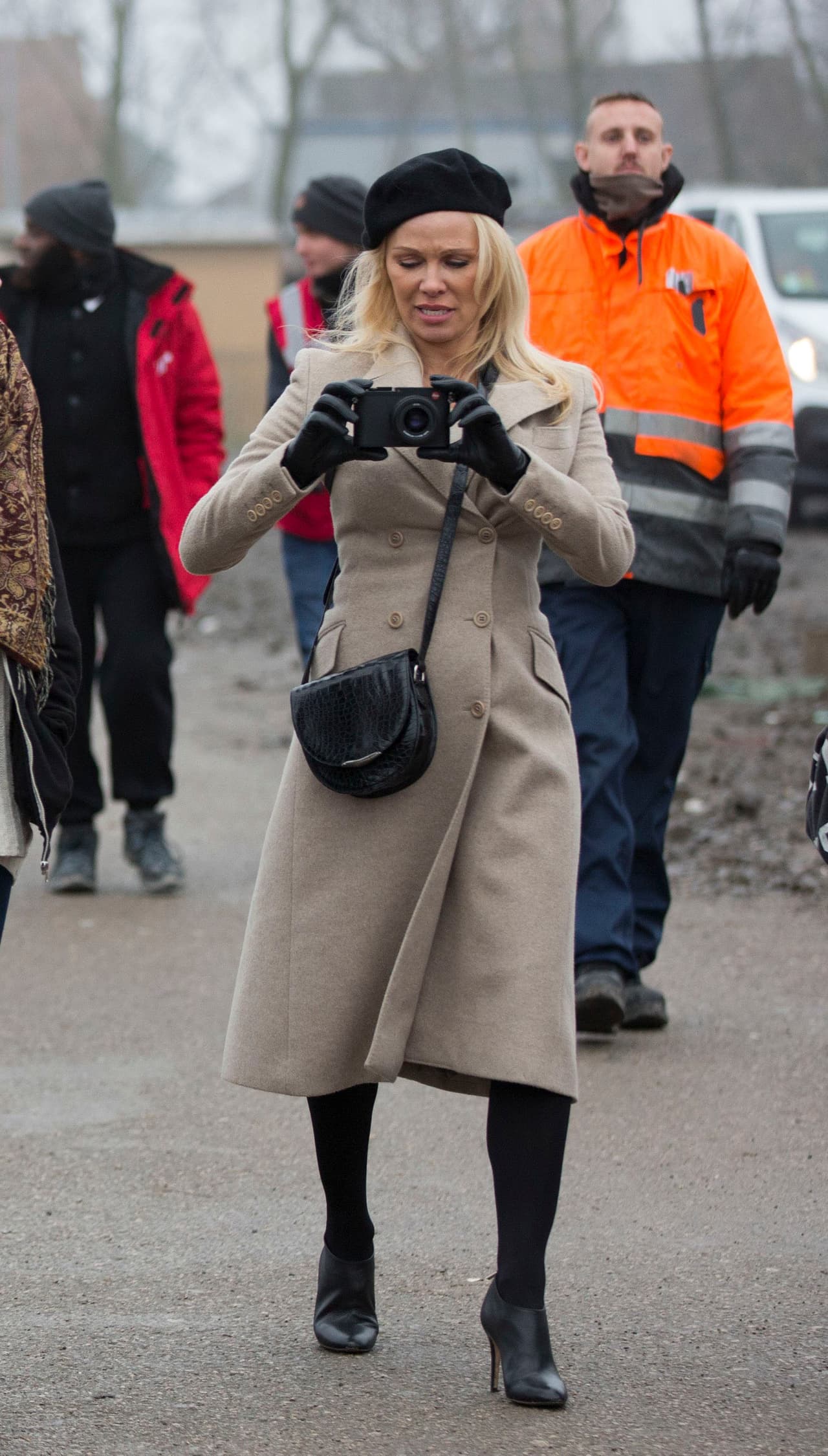 Es así como Pamela Anderson se suma a otras celebridades que ayudan y hacer ver la situación de miles de personas desplazados por guerras y conflictos como en Siria.