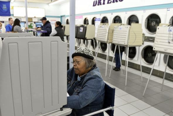Unos votaron dentro de una barbería, en una facilidad deportiva y otros experimentaron problemas para ejercer su derecho pero la mayoría aprovechó para tomarse un ‘selfie’ y compartirlas en las redes sociales en una de las elecciones a la gobernación más cerradas de la nación.