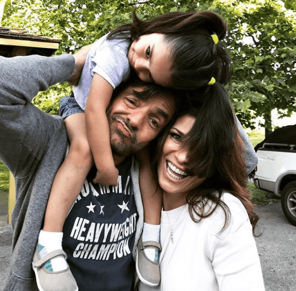 En su cuenta de Instagram aparenta ser todo lo contrario al lucir seguro y muy extrovertido junto a su familia.
<br>