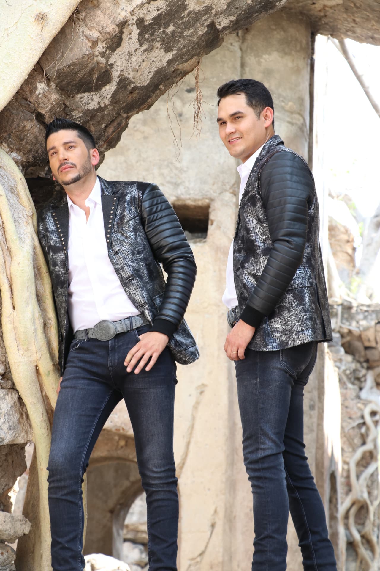 Para escuchar 'No le hago falta' y enterarte de lo último de Los Recoditos escucha las estaciones de Uforia alrededor del país.