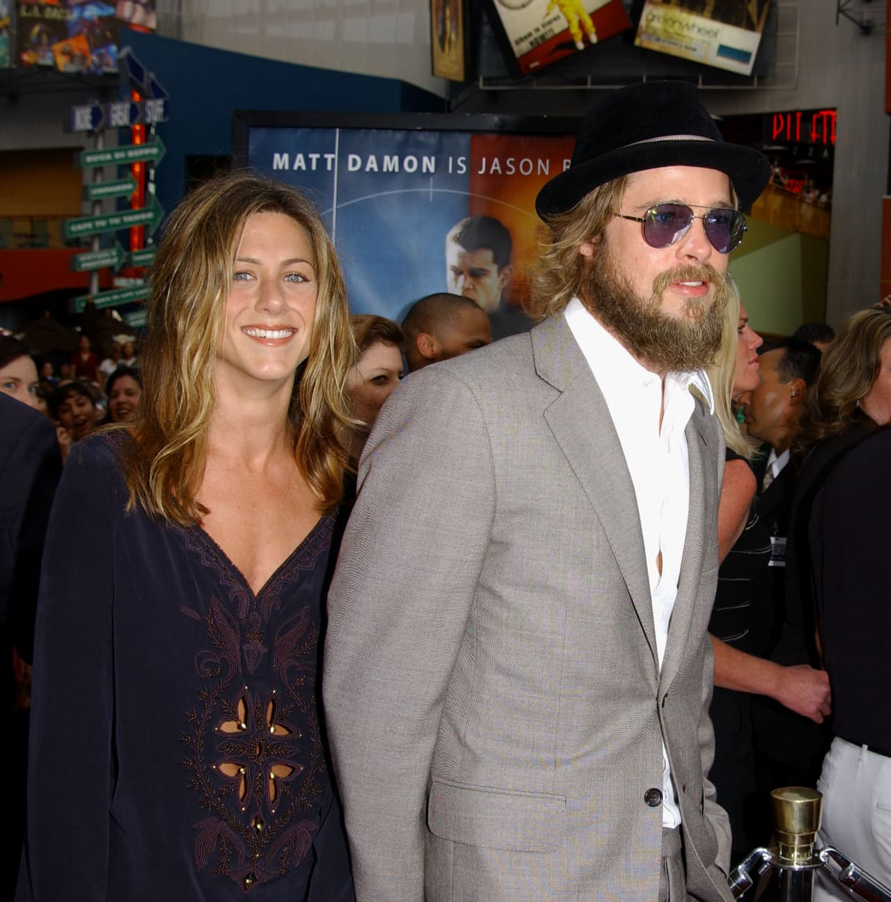 “Fue extremadamente doloroso para Jen que lo vieran con otra mujer tan rápidamente después de que se separaron”, dijo la actriz Andrea Bendewald, una de las mejores amigas de Jennifer Aniston para 
<a href="https://www.vanityfair.com/news/2005/09/aniston200509" target="_blank">Vanity Fair</a> en septiembre de 2005.
<br>