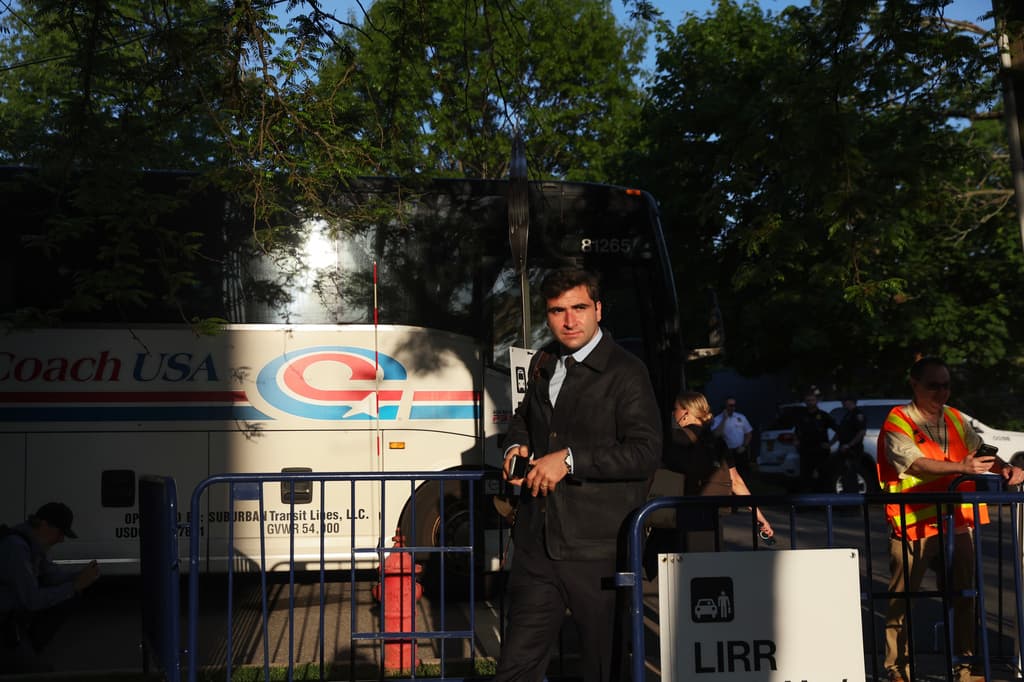 Mientras el sistema del LIRR siga paralizado por la huelga de los trabajadores, de lunes a viernes,
<b> solo de 4:30 de la mañana hasta las 9:00 de la mañana,</b> saldrán autobuses rumbo a Queens, en la ciudad de Nueva York. ¿Dónde están esos autobuses? A las afueras de las estaciones de 
<b>Mineola</b>, 
<b>Huntington</b>, 
<b>Bay Shore</b>, 
<b>Ronkonkoma</b>, 
<b>Hempstead Lake State Park</b> y 
<b>Hicksville </b>en Long Island.