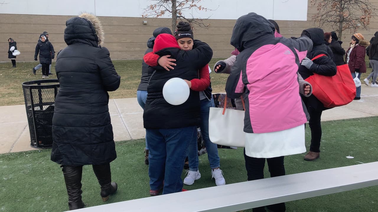 La familia de Angie y la comunidad dicen estar cansados de la violencia. Durante una vigilia por la joven, una maestra dijo "
<a href="https://www.univision.com/local/chicago-wgbo/que-ya-le-paren-allegados-de-adolescente-asesinada-en-la-villita-piden-un-alto-a-la-violencia">que ya le paren</a>".