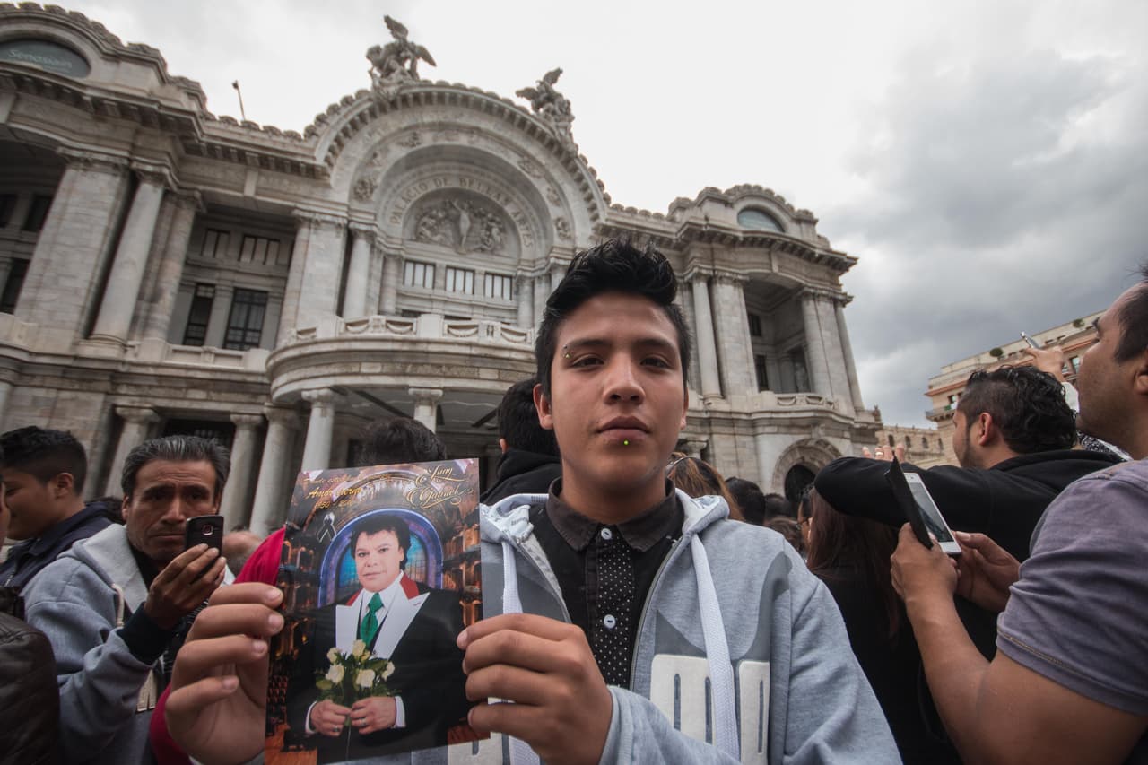 "A pesar de mi corta edad me gustan todas sus canciones".