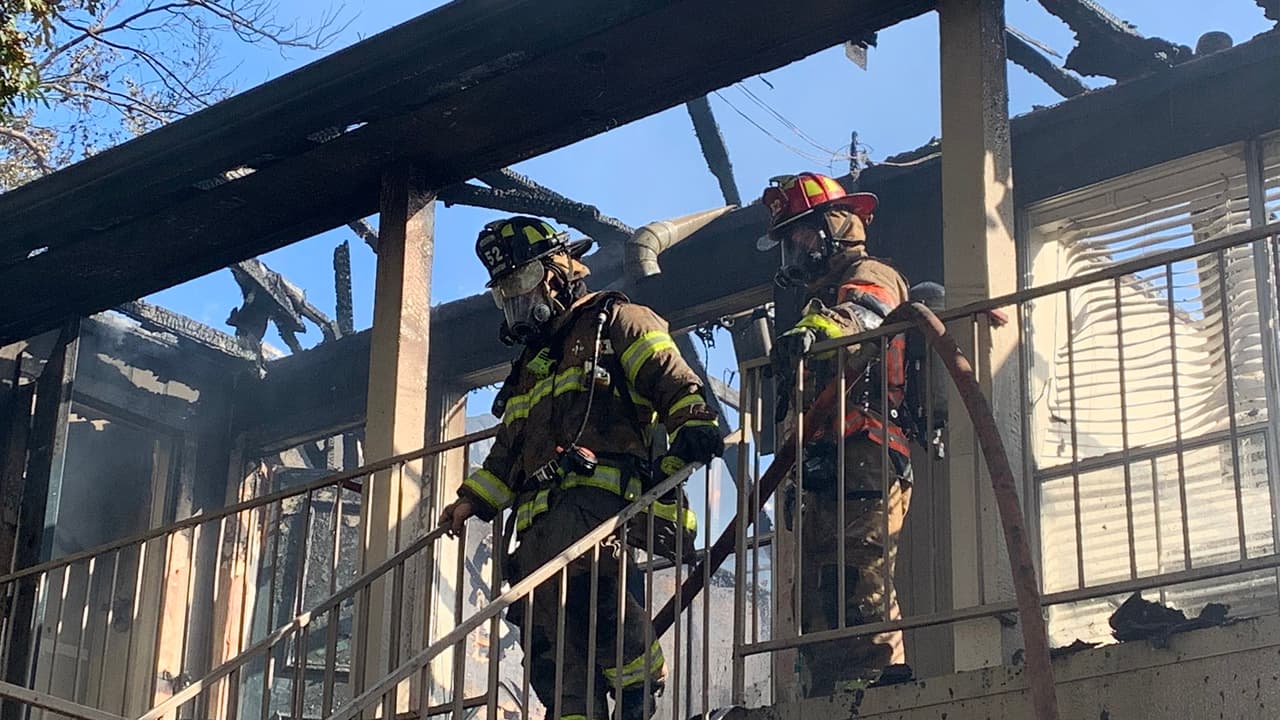 Los Bomberos de Houston respondieron al incendio y estuvieron por varias horas trabajando para controlar y apagar las llamas.