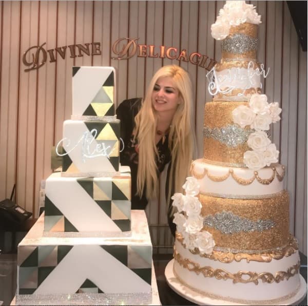 Laura Lombardero, de 'Divine Delicacies Custom Cakes', en Miami, es la diseñadora de los pasteles de JLo y Alex Rodríguez. Entre sus clientes también están Kim Kardashian, Rihanna, Sarah Jessica Parker, Flo Rida, Floyd Mayweather Jr., Pitbull y Daddy Yankee, entre otros.