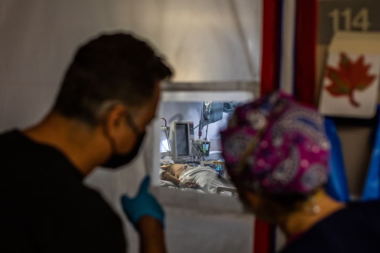 "Hay pacientes de 30 años con problemas para respirar, de 40 años a quienes se les dificulta tomar un aliento", dijo Hernández. "La cantidad de latinos y latinas que están en el hospital es increíble".