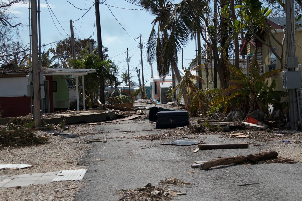 Sea Breeze Trailer Park. Se calcula, según el 
<b><a href="http://www.shimberg.ufl.edu/">Centro de Shimberg</a></b> para Estudios de la Vivienda de la Universidad de Florida con datos tomados entre 2011 y 2015, que en el condado de Monroe (al que pertenece la mayoría de los cayos del sur) viven unas 7,500 personas en casas móviles.