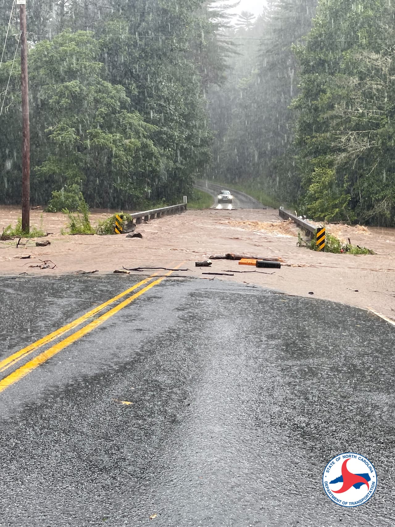 Tras los daños, el condado de Transylvania, al sur de Asheville, declaró un estado de emergencia.