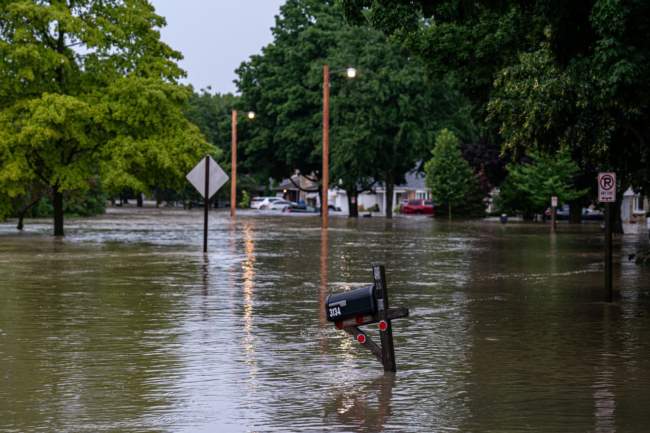 En la localidad suburbana de Wauwatosa, 
<b>el río Menomonee se desbordó</b> por el aumento acelerado de sus caudales, 
<a href="https://www.univision.com/local/chicago-wgbo/lo-que-debes-saber-sobre-las-inundaciones-provocadas-por-las-lluvias-en-chicago" target="_blank">provocando inundaciones</a> en un parque infantil muy popular, lo que generó preocupación entre los residentes y afectó áreas recreativas.