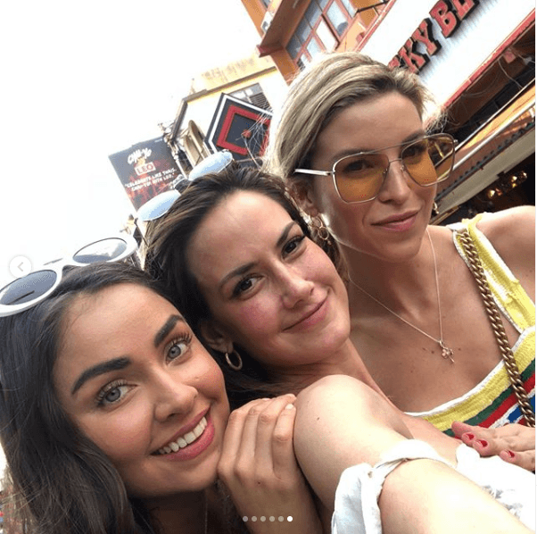 “Hoy llegué a Tailandia... Claudia Martín, Andy Benavides, ¡qué gusto viajar con ustedes!”, escribió junto a una serie de fotos.