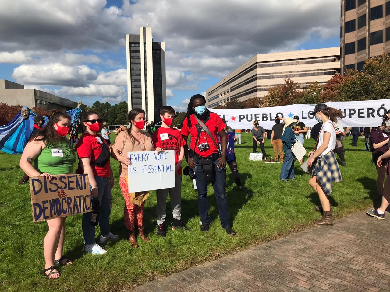 “El pueblo lo superó”, decía una de las pancartas de quienes celebran la victoria de Biden.