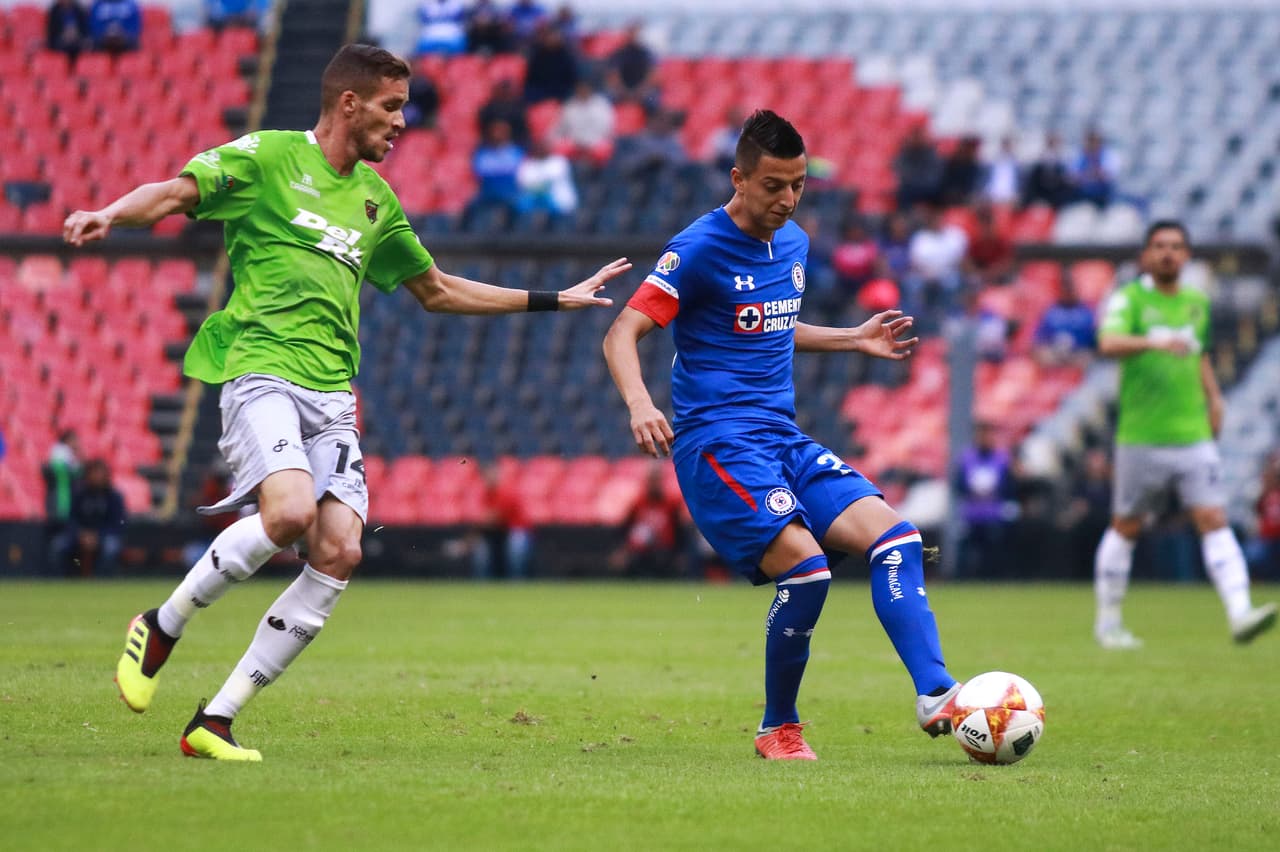 Para la segunda mitad el Cruz Azul continuó sofocando a su rival de la categoría de Ascenso. Aquí Roberto Alvarado, haciendo gala de su buen manejo del balón y su paciencia.