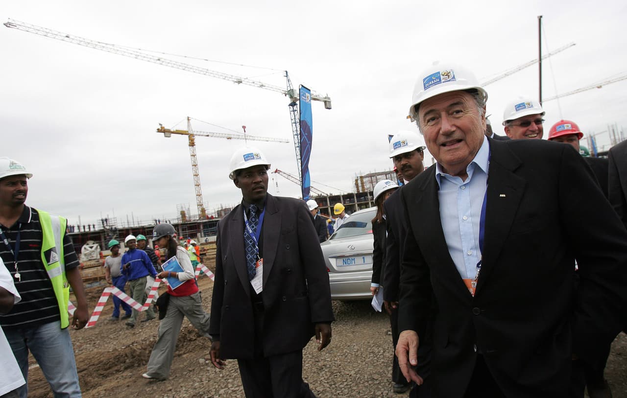 Aunque no todo fue un romance entre Sudáfrica y Blatter, los atrasos en las obras de los estadios e infraestructura de las ciudades sedes casi detonan en cancelar la Copa en este país y mandarla de forma emergente a otro que pudiera con el paquete.