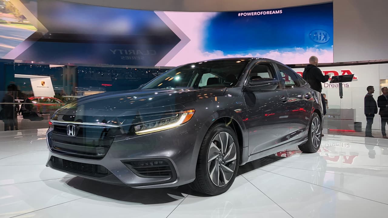 <h3 class="cms-h3-H3">Bueno: Honda Insight 2019</h3>
<br>
<br>Por el bien de Honda más les vale que la tercera sea la vencida. Este es el tercer modelo híbrido de Honda en utilizar el nombre Insight es un estilizado hatchback que proveed una economía de combustible de 55 millas por galón. Encima lo hace con un tren motriz que desarrolla 151 caballos de fuerza, superando a sus rivales de Toyota y Hyundai. Un buen golpe de Honda sin ninguna duda.