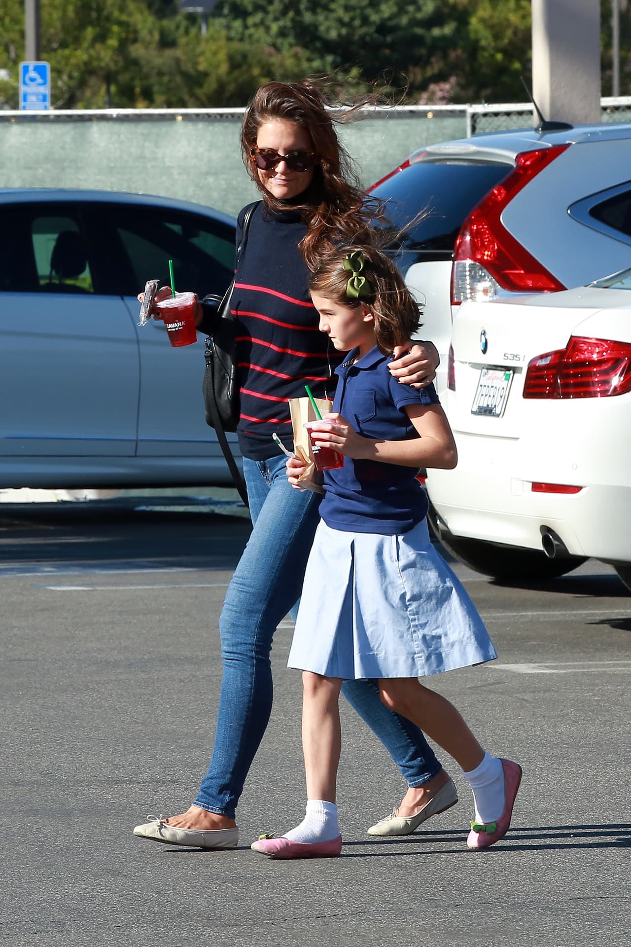 Después de un día de mucho estudio, a Katie Holmes le gusta consentir a su hija Surie con una bebida refrescante.