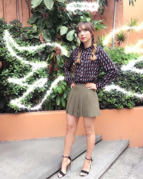 Las blusas con estampados son una de las debilidades de Natalia Téllez a la hora de escoger sus outfits. Esta con lip sticks rojos es de sus favoritas.
