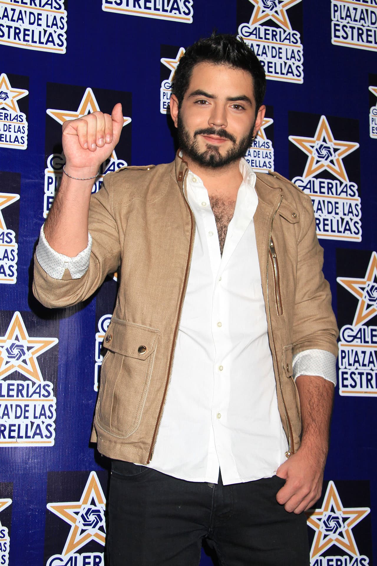 "Estoy concentrado en mi carrera, en mi vida, estar bien conmigo mismo y en seguir adelante. Los malos comentarios y las cosas que se han dicho últimamente son cosas que
<b><a href="https://www.univision.com/famosos/esto-es-lo-que-opina-eugenio-derbez-del-padrastro-de-su-hijo-jose-eduardo-de-quien-mas-alejado-estuvo-fotos" target="_blank">ni me afectan</a></b>", añadió.