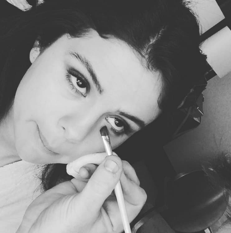 Uno de los puntos que más resalta la estrella es el delineado negro de los ojos.