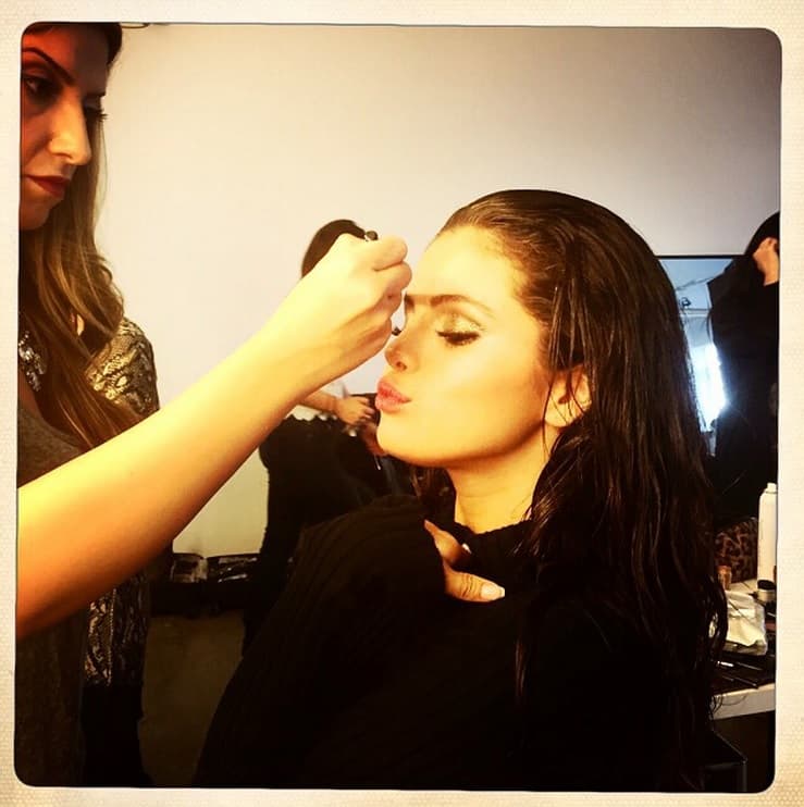 El polvo y las sombras son parte de sus básicos de maquillaje.