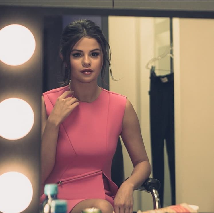 Así de bonita se ve frente al espejo esta estrella.